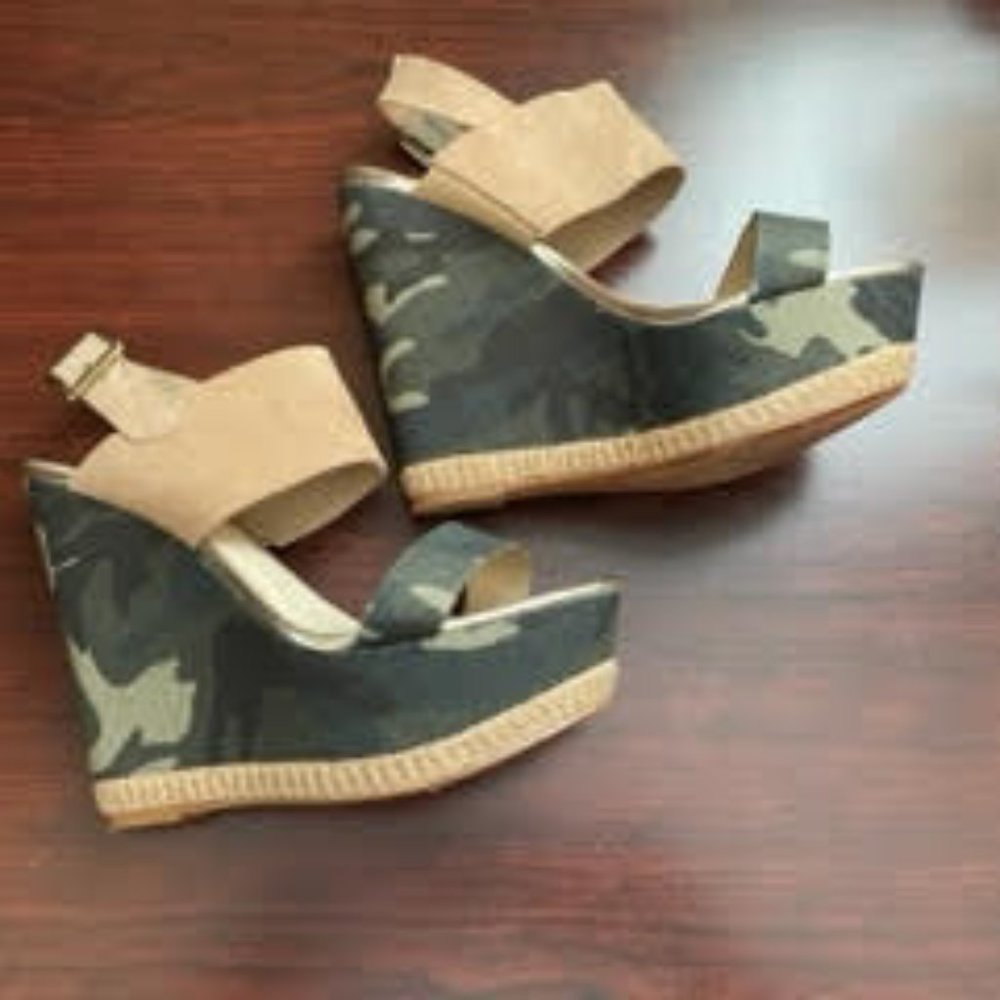Betsey Johnson Camouflage Platform Wedges Size 8